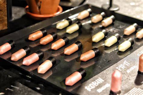 Körkép: különböző Lush pucér szempillaspirál árnyalatok és kefetípusok