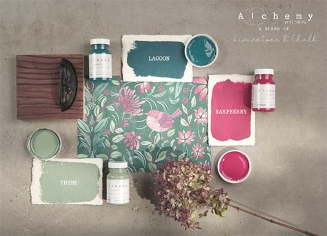 A COLOUR ALCHEMY vizuális világát tükrözi a kristályos, prizmatikus árnyalatokkal rendelkező csomagolás.
