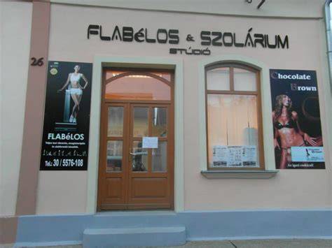 Korszerű szolárium berendezések és FLABéLOS edzőgépek elrendezése a stúdióban