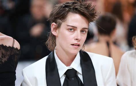 Kristen Stewart hajszín-átalakítások vizuális áttekintése