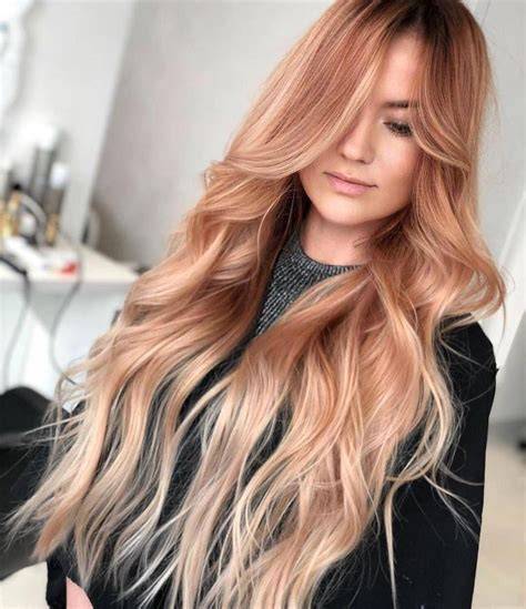 Rose gold frizura hosszú hullámokkal