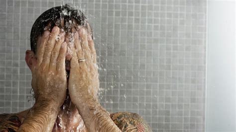 reggeli és esti zuhanyzás összehasonlítása