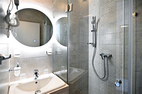 Szállodai fürdőszoba hajszárítóval