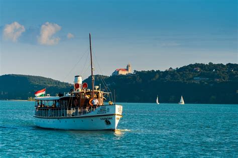 Infografika a Balaton hajózás főszezonjáratairól, kikötőkről és menetidőkről