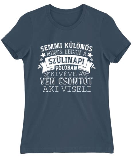 Póló viselője boldogan mosolyog