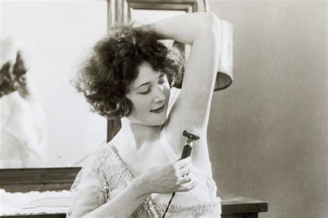 Nő borotválja a lábát