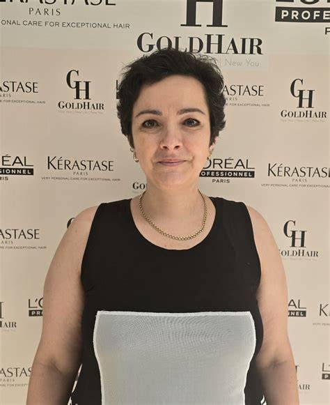 Fotó: elégedett vendég mosollyal a GoldHair szalon után