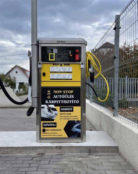 önkiszolgáló autókárpittisztító gép használat közben