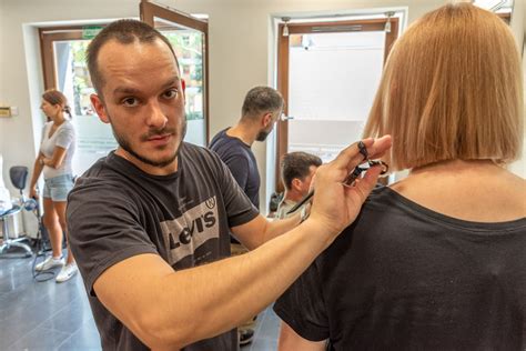 Szécsényi Gyula fodrász szalonja Nagykátán