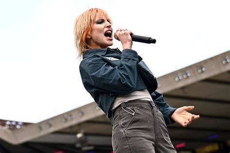 Infografika: Hayley Williams smink- és styling-stratégiája a turnékon