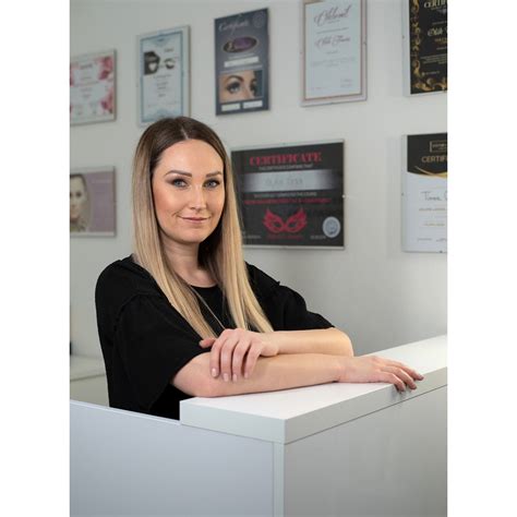 Nő szempilla stylist konzultáción