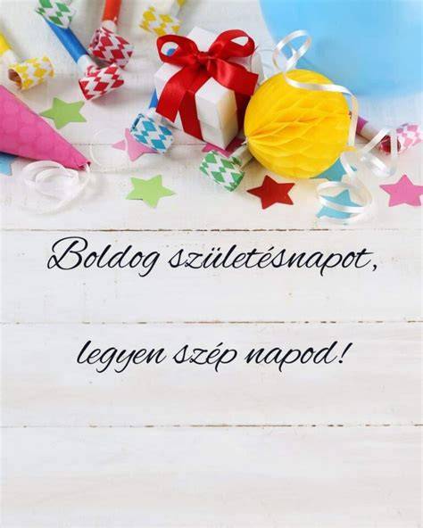 Vidám fodrász születésnapi ünneplés közben