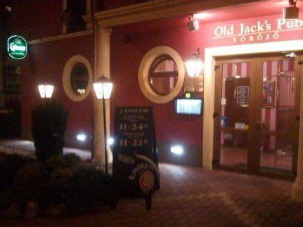 Old Jack's Pub Eger bejárata és hangulatos terasza