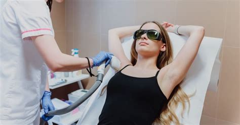 Nő lézeres szőrtelenítésen