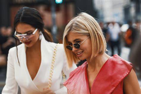 Street style nedves hatású frizura példa a kifutón