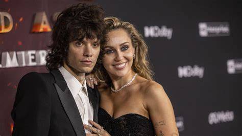 Miley Cyrus mikro frufru és sellőhullámok - fotóillusztráció
