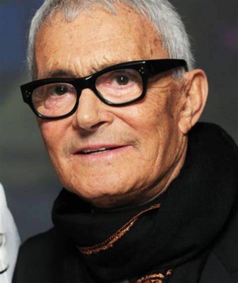 Vidal Sassoon aláírásának tetoválása a karodon