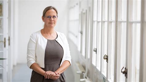 Infografika: Földváryné Dr. Kiss Réka karrierútja és főbb mérföldkövei