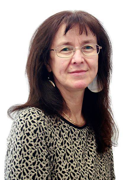 A képeken bemutatott frizurák többsége inspirációt adhat a hozzád illő stílus kiválasztásához. Forgalmas városi élethez és formális eseményekhez is találhatsz könnyen alkalmazható variációkat.