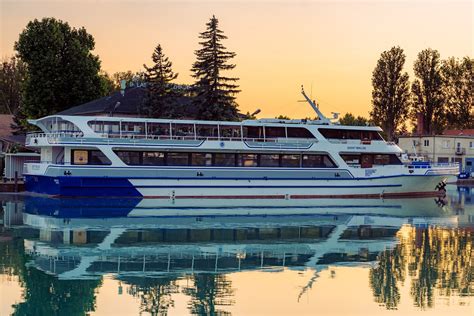 Hajó kikötőben Nagymarosnál