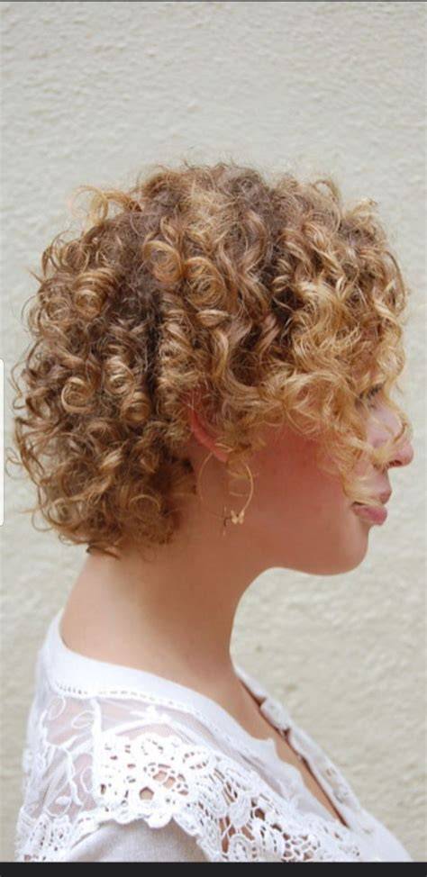Capsa-stílusú frizura a Curly Method alatt