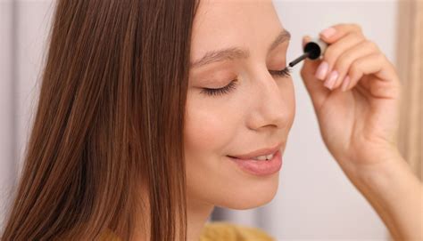 Anwendung von Wimpernserum