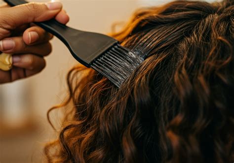 A hajfestés és szőkítés káros hatásai