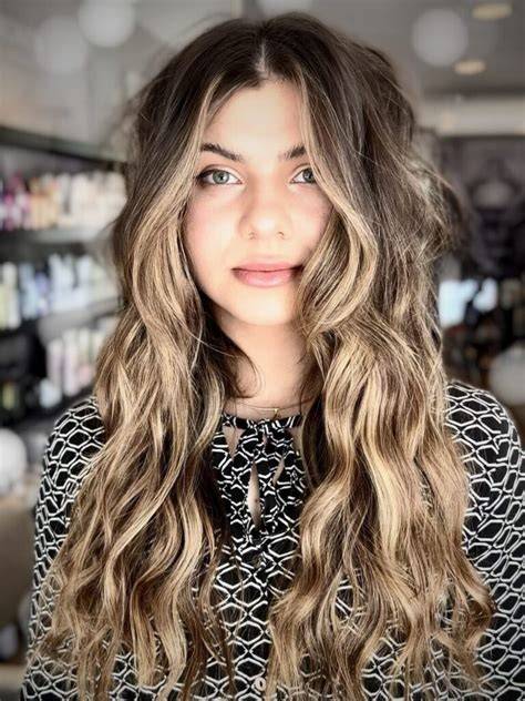 Infografika a fodrászeti trendekről: balayage, airtouch, courtain bangs, Olaplex és Moroccanoil