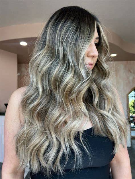 Infografika: Hajfestési technikák áttekintése (balayage, ombré, sombre, money piece, babylights, tweed, chunk, face-framing, glass hair, color melt, pastel, multicolor)