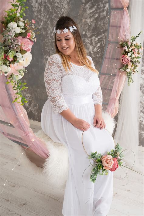 Nő esküvői ruhában és frizurával