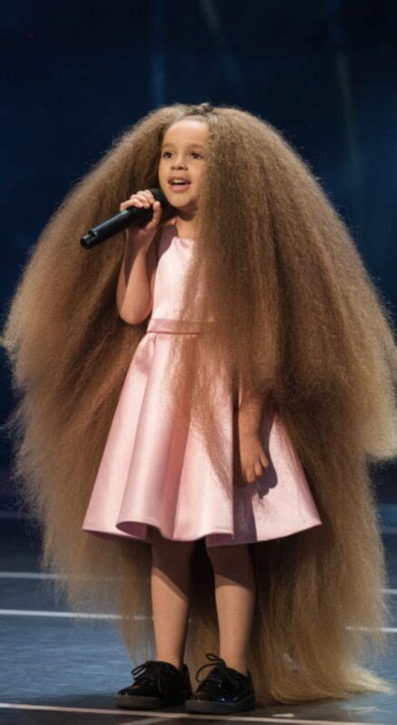 gyermekszínész göndör hajjal