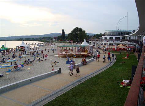 Velence Korzó utcai kereskedelmi központ
