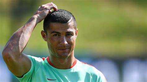 Cristiano Ronaldo új frizura divattrend