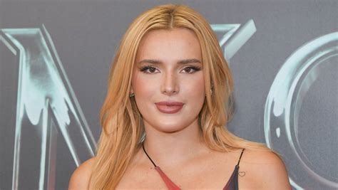 Bella Thorne vörös ruhában