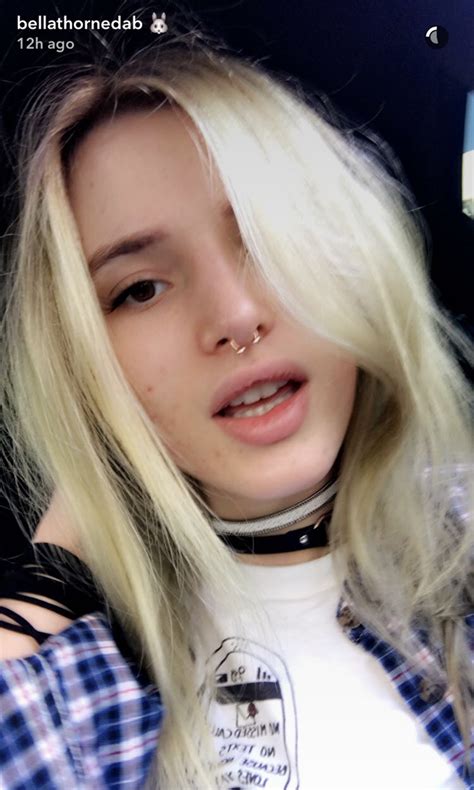 Bella Thorne szőke hajjal és divatos ruhában