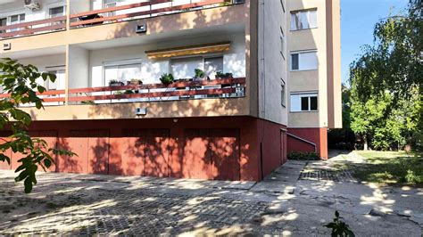Társasház földszintjén elhelyezkedő üzlethelyiség