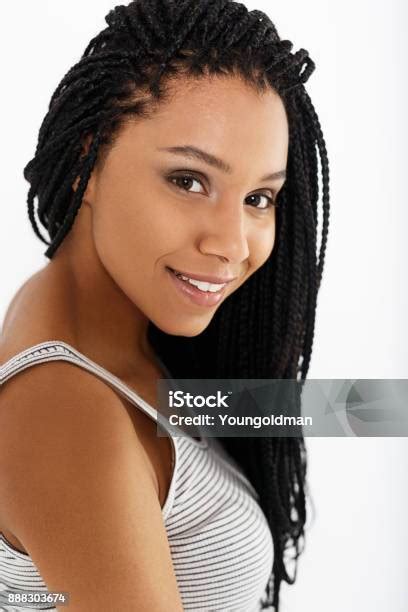 Fekete egyenes hajú nő