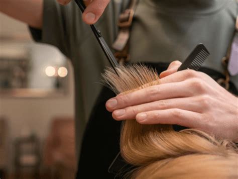 Melegollós hajvágás folyamata