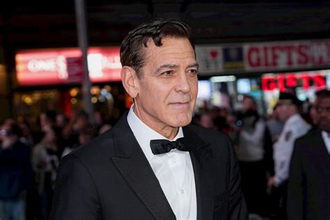 George Clooney új sötétbarna frizurája