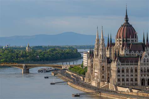 Budapest hidak és kikötők infographic