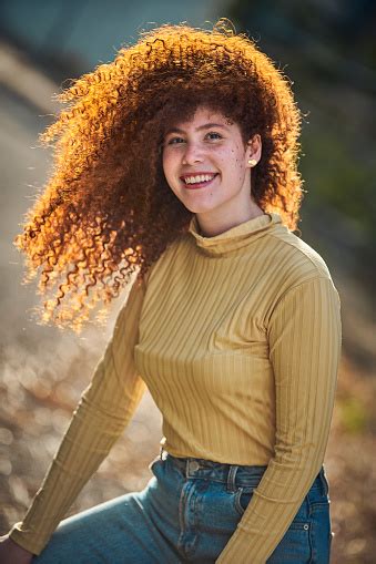 Nő göndör hajjal hajhabot használ