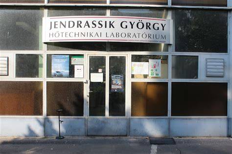 külső kép a Jendrassik György utca 2. számról és a szalon bejáratáról