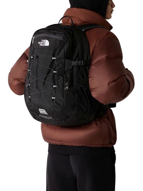 Nő viseletben egy városi környezetben, The North Face kabátban