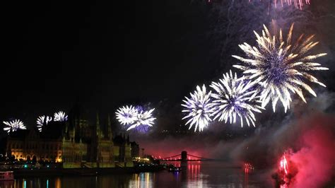 Szilveszteri forgatag Budapesten a Vörösmarty téren, ahol könyvheti eseményeket is tartanak