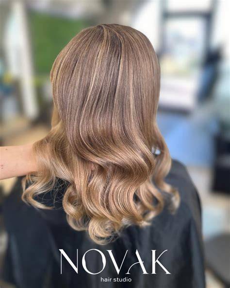 Salonkívülről fotó: Novak Hair Studio bejárata