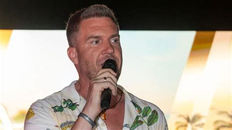 Nő epilálja magát zuhany alatt