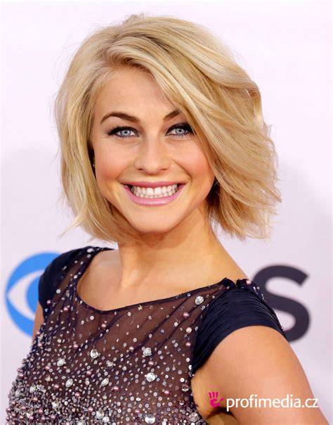 Julianne Hough stílusú rövid konty