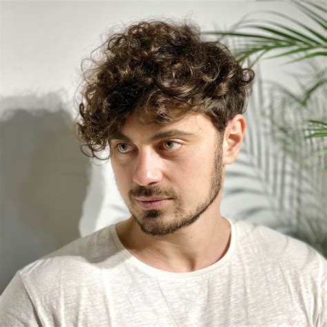 Férfi hírességek göndör hajjal