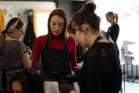 Infografika a női barber shop koncepciójáról: szolgáltatások és vendégélmény összefüggése