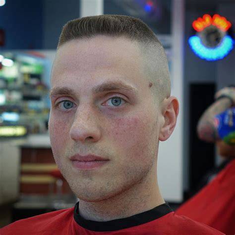 Különböző fazonok összehasonlítása: Pompadour, Buzz cut, Mullet, Pixie, Quiff